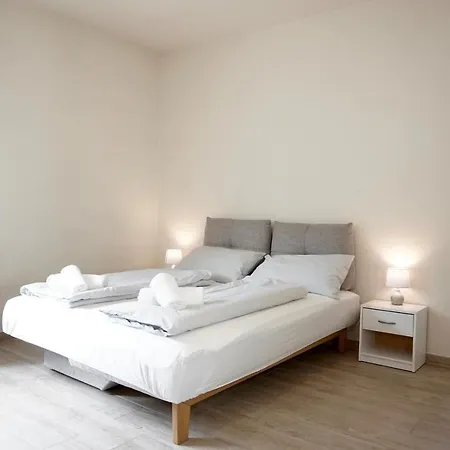 Bright With Free Private Parking Apartment